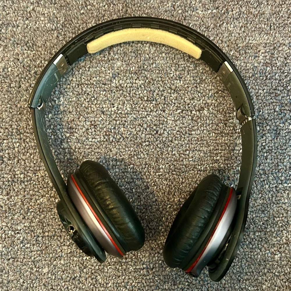 Beats Black and Red Headphones with Case - Picture 2 of 3